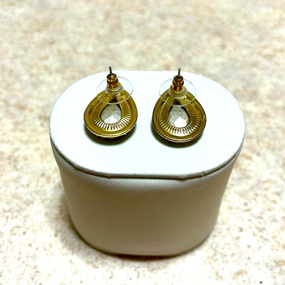 BNWOT AMETHYST TEARDROP SHAPE WITH CRYSTALS POST BACK EARRINGS - Picture 3 of 3